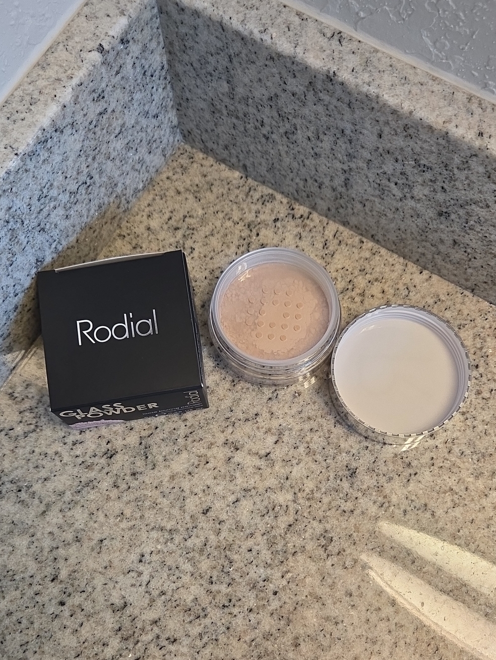 Rodial Glass Powder Loose Blurring Powder - Picture 3 of 8